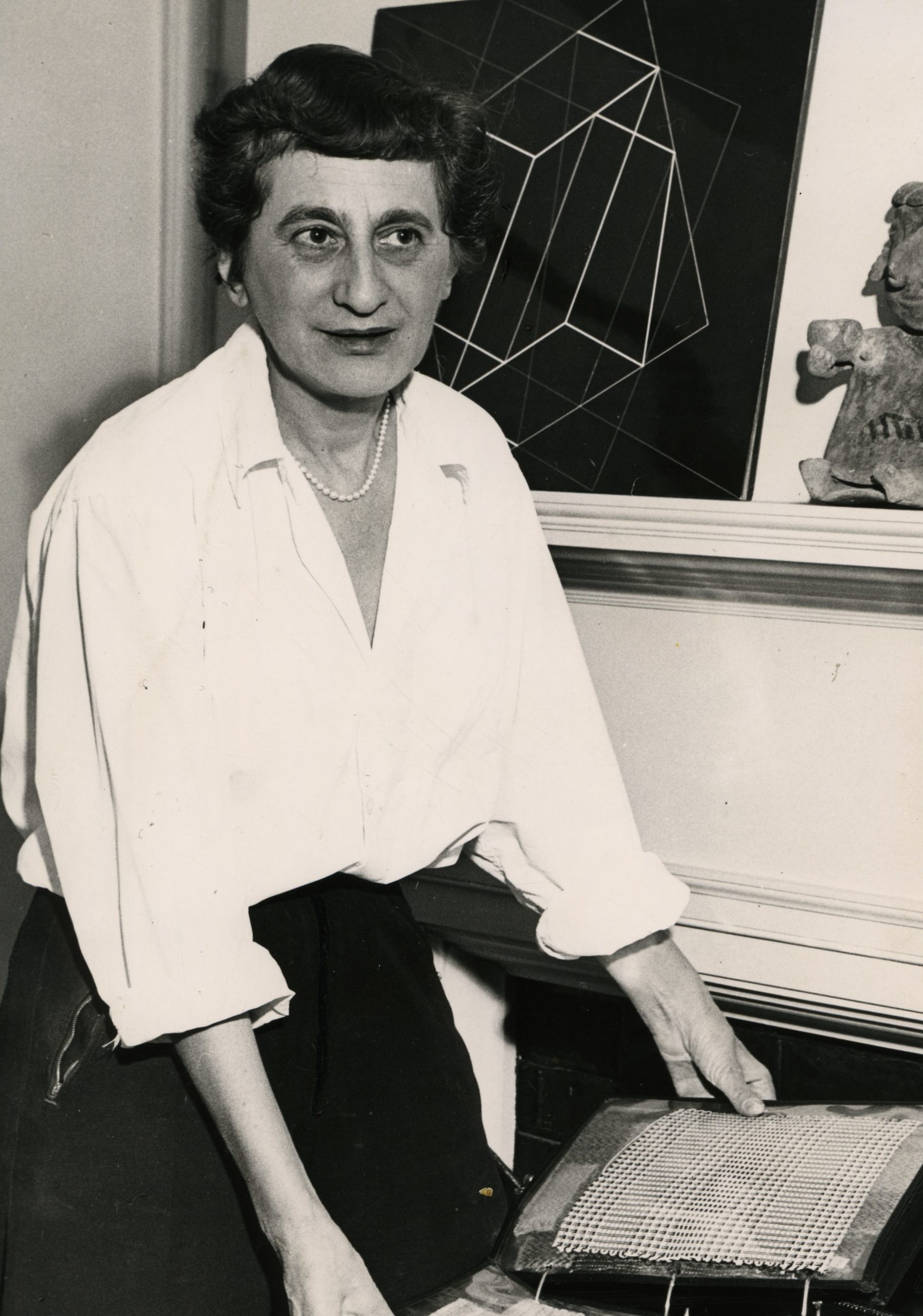 03 PS DEDAR WEAVING ANNI ALBERS Anni Albers with textile samples New Haven Connecticut 1952 Photograph by the New Haven Evening Register Image courtesy of the Josef and Anni Albers Foundation scaled