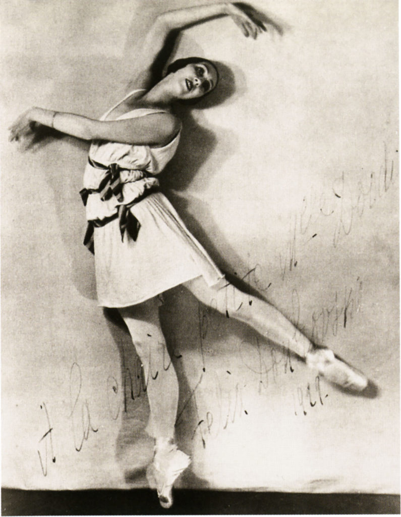 08 ANONYME Muse du ballet Apollon Musagete avec un costume de Chanel 1929 copyright Droits reserves. Collection Amedee de Costa Beauregard LD