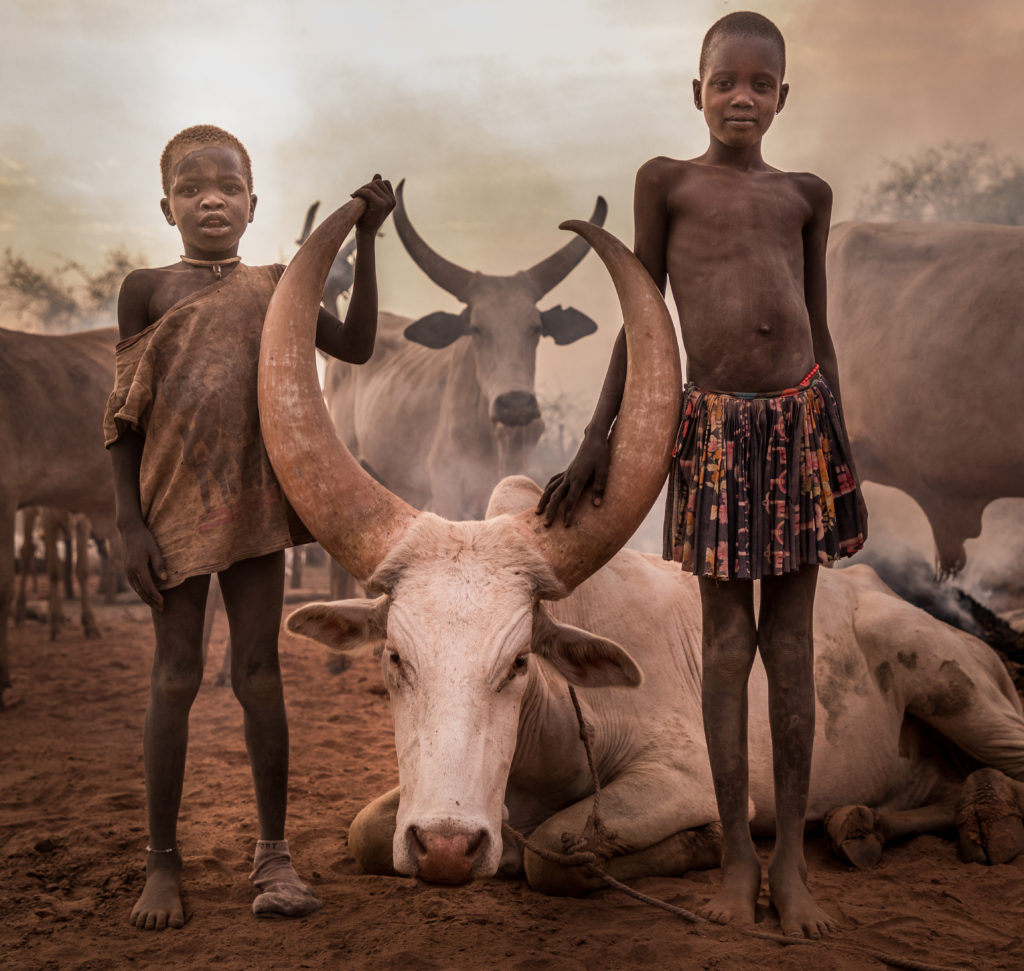 Niños mundari cuidando del ganado al atardecer. Sudán del Sur.