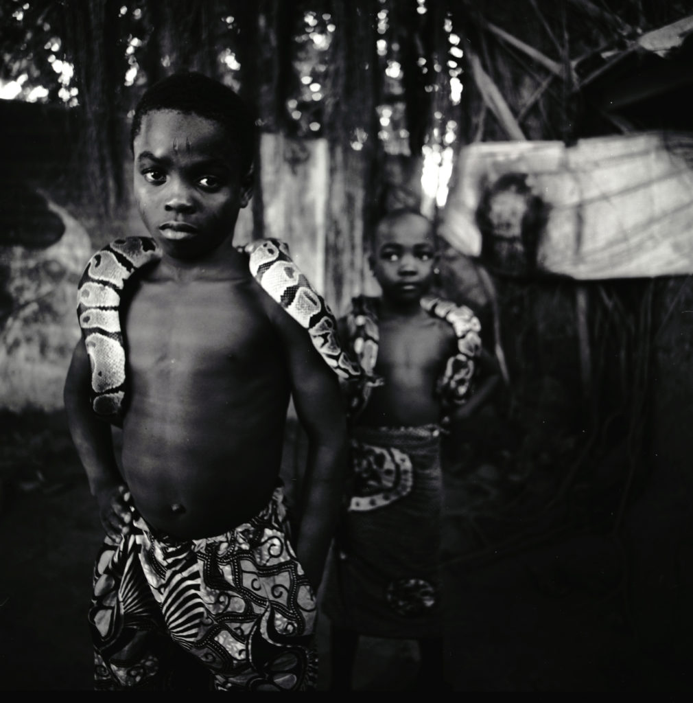1 Alberto Venzago Die Kinder des Priesters der Heiligen Schlange DAN Ouidah Benin 2002 copyright Albert Venzago