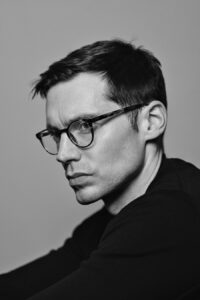 Qatar Museums presenta ERDEM: About Time, About Her 2 3 Erdem Moralioglu by Tom Mannion 1 1