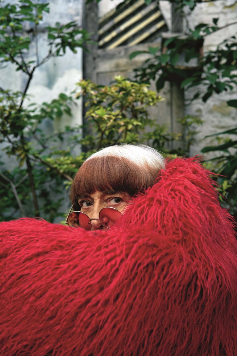 C4 10. Collier Schorr Agnes Varda dans sa cour rue Daguerre
