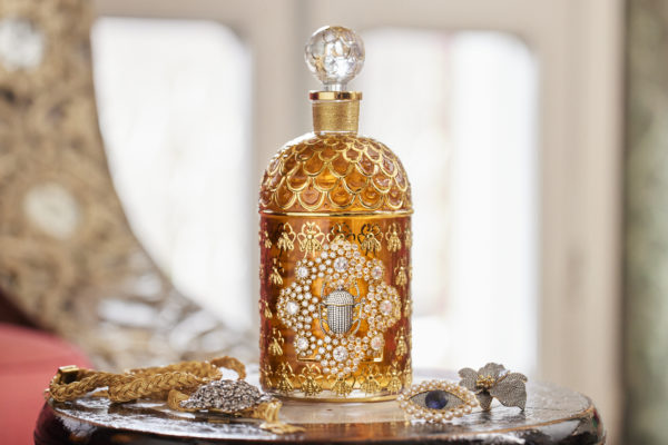 GUERLAIN BEE BOTTLE PRESTIGE BY BEGUM 2023 VISUEL BTS10 2 e1701104999253
