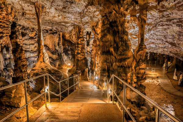 Hungria cueva scaled e1654679293615
