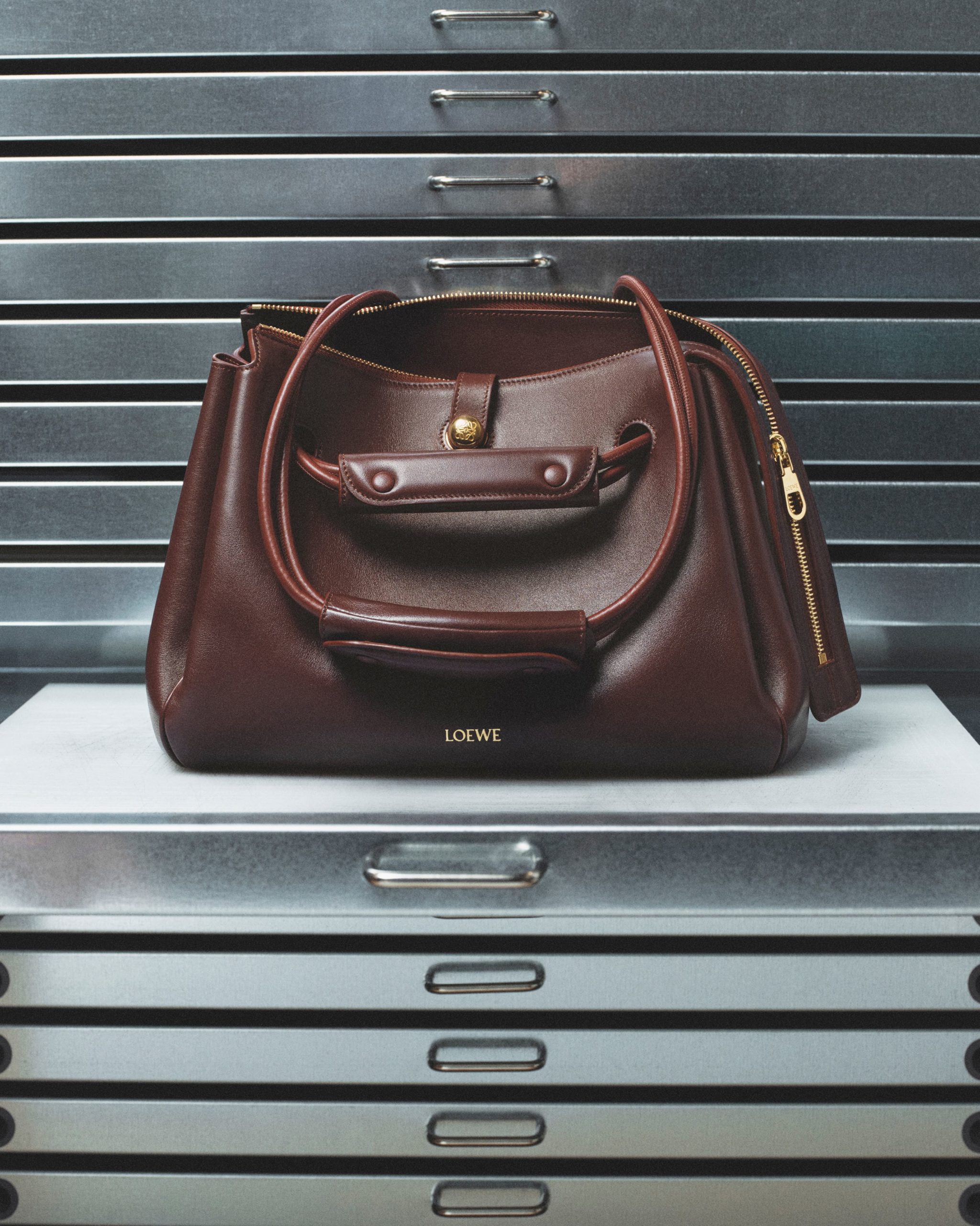 LOEWE 2025 MADRID BAG MAKING OF RGB CROPPED 4X5 06 1 scaled