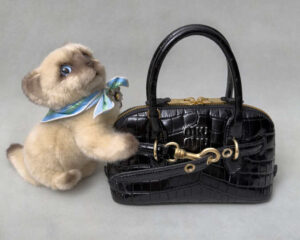 Miu Miu, la sensacional campaña vacacional de 2026 7 MM26 Campaign HOLIDAY Photo StillLife Derived SL03 NoLogo PR 72dpi