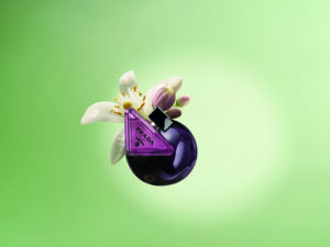 Prada Paradoxe Sweet Chemistry: la nueva fragancia floral afrutada 3 Prada 26 Paradoxe Sweet Chemistry Hero KV Trio Ingredients and Bottle 90ml Full RGB 3612624619284 1