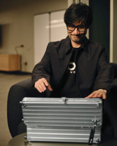 RIMOWA retrata a Hideo Kojima en el cuarto episodio de su serie audiovisual 5 RIMOWA Short Form Series 04 Hideo Kojima 4x5 05