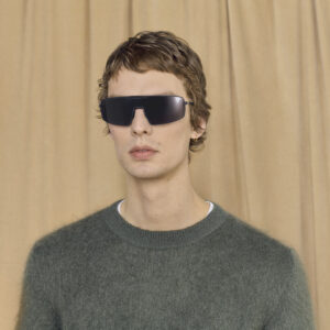 Rimowa y Mykita presentan dos nuevos diseños de gafas junto a una campaña protagonizada por Nina Hoss y Leon Dame 2 RIMOWA MYKITA Talent Stills Leon Dame 1x1 01 1