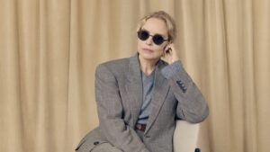 Rimowa y Mykita presentan dos nuevos diseños de gafas junto a una campaña protagonizada por Nina Hoss y Leon Dame 1 RIMOWA MYKITA Talent Stills Nina Hoss 16x9 02 1