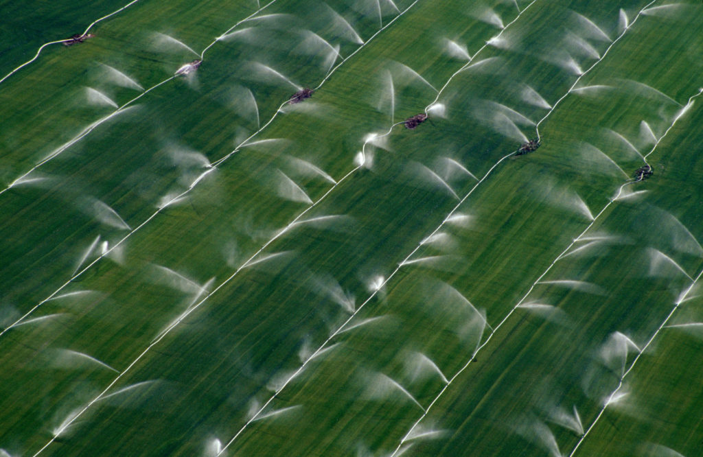 Vista aerea de aspersores de cultivos. Paul Hames California Department of Water Resources