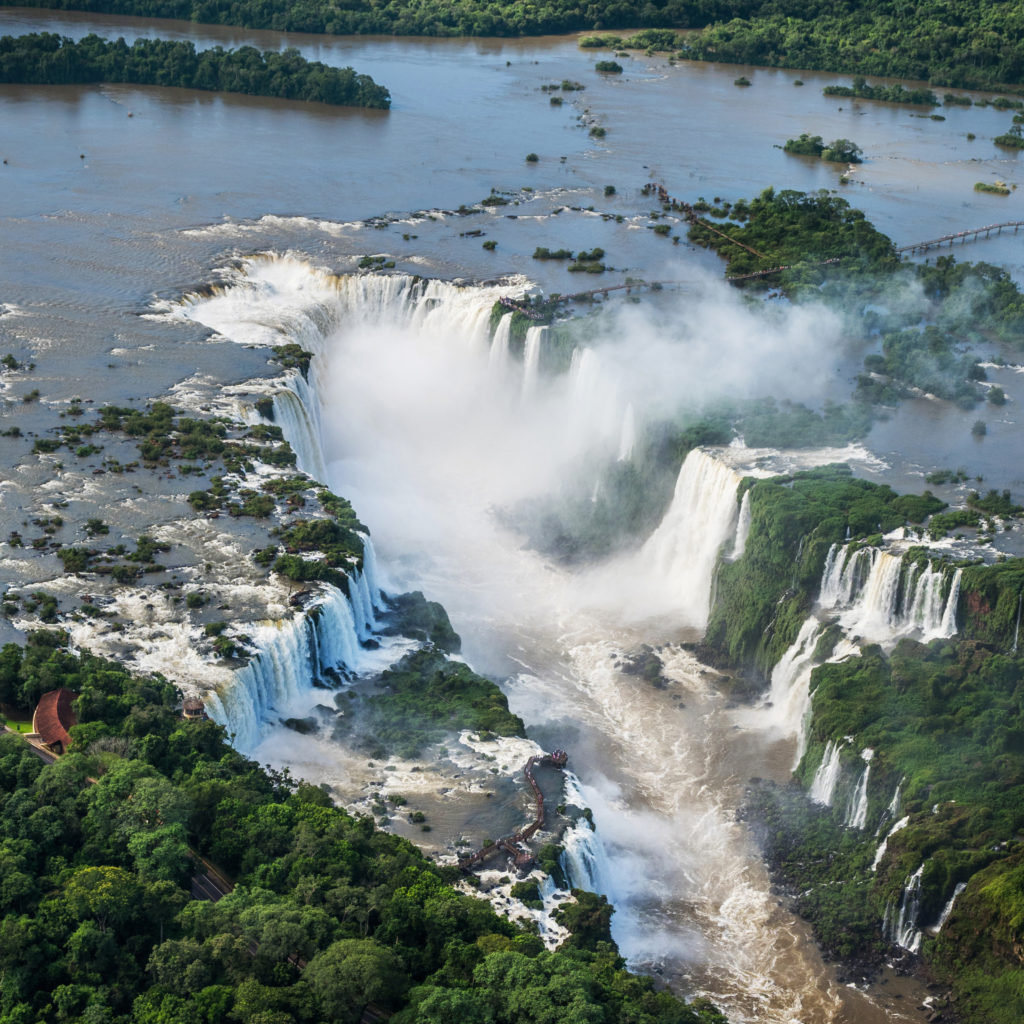 Vista aerea de las Cataratas del Iguazu en la frontera de Brasil y Argentina America del Sur. © 2018 Rodrigo M. Nunes Pond5
