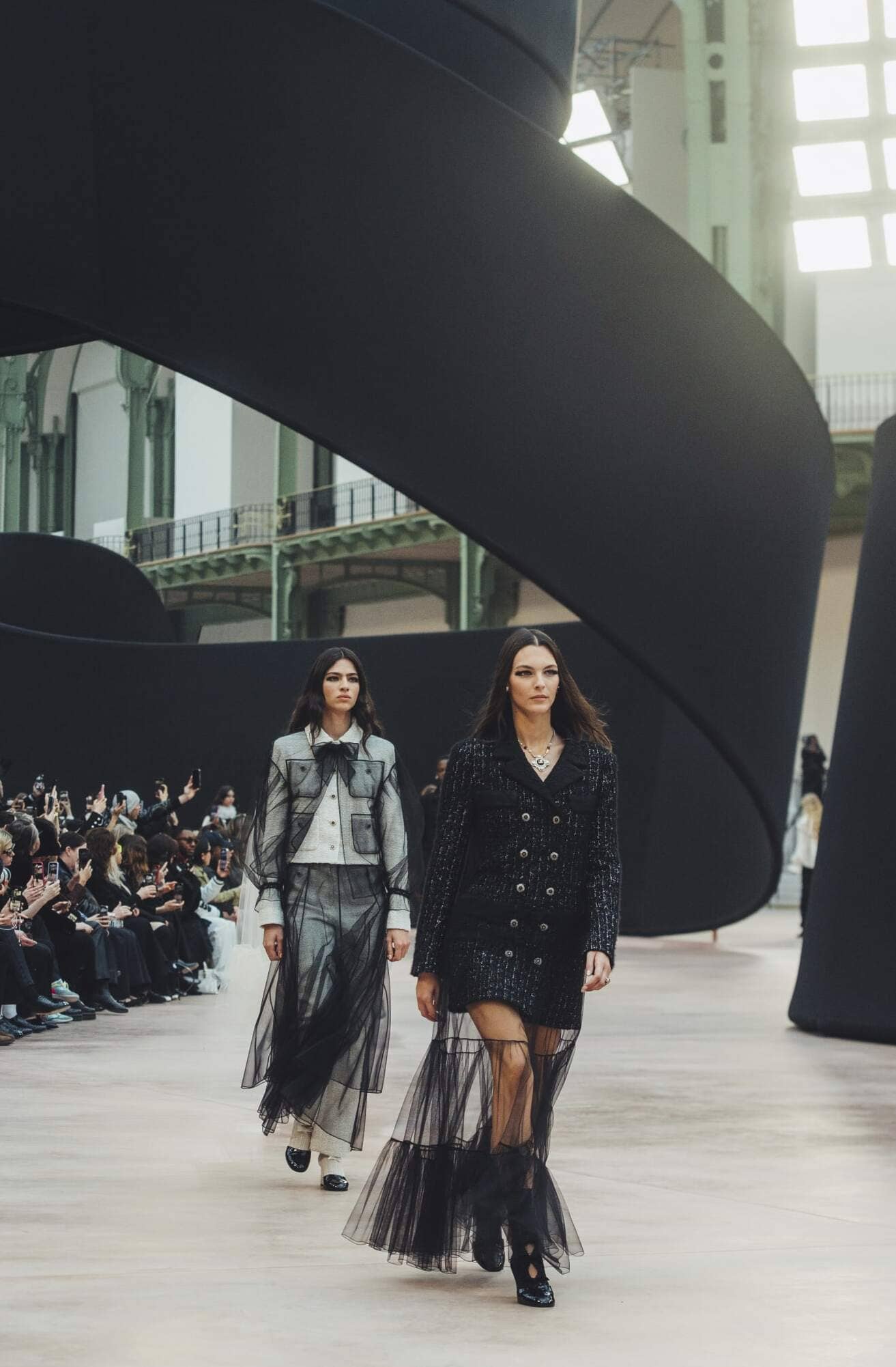 chanel fw 2025 26 rtw show ambiance copyright chanel hd 2 LD