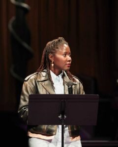 Miu Miu presenta "Geste de Consolation" un proyecto artístico de Alice Diop en París 6 miumiu performances 261020 1 72 4x5 1
