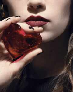 CŒUR, la nueva fragancia de YSL Beauty 4 ysl dmi frau lvpce coeur 26 behind the scene model with red heart in hand portrait 1080x1350px rgb